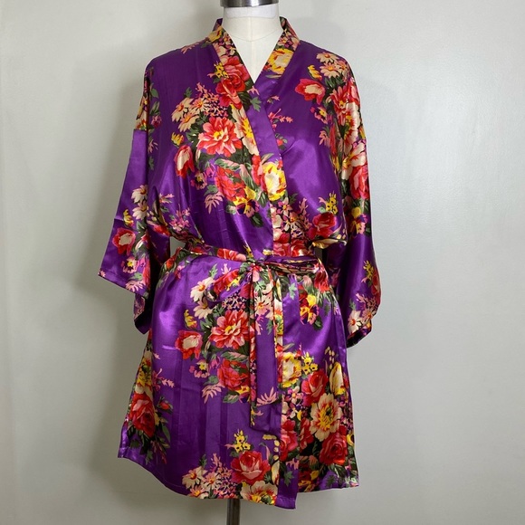 SHINY SATIN POLYESTER Robe in Purple with Vibrant Flowers 🌺🌸 💐 - Picture 3 of 11